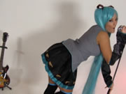 جميل Cosplay فاتنة يحب لتشغيل الموسيقى